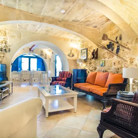 Authentic Country W/ Incredible Garden + Pool *