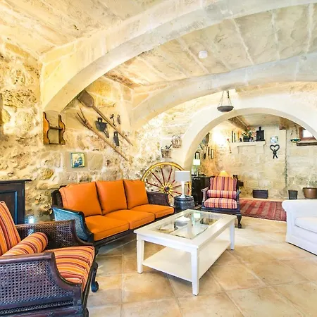 Authentic Country W/ Incredible Garden + Pool וילה