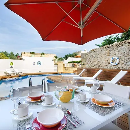 Authentic Country W/ Incredible Garden + Pool וילה