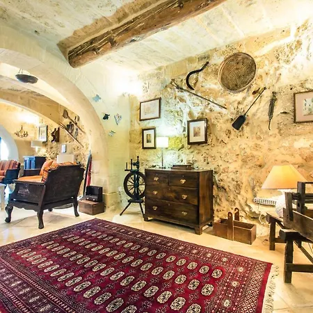Authentic Country W/ Incredible Garden + Pool וילה *